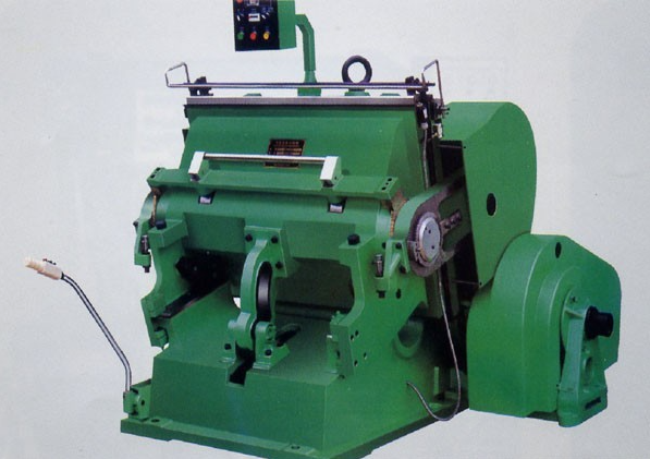 Aplicação de máquina de corte e vinco em fábrica de caixas de embalagens de papel para joias personalizadas