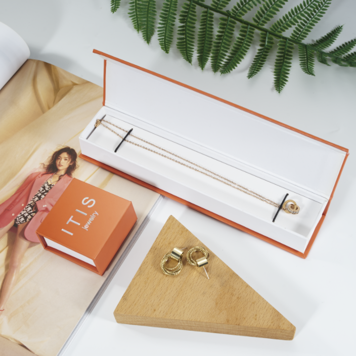 pequena caixa de joias de papel&atilde;o