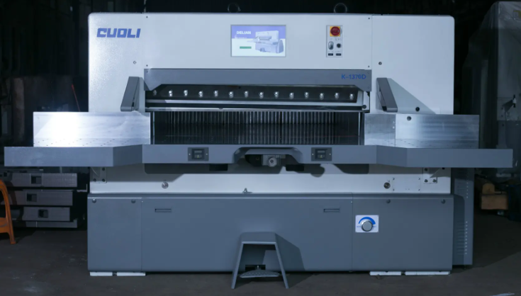 O processo de corte de papel para caixas de papel para embalagens de joias personalizadas